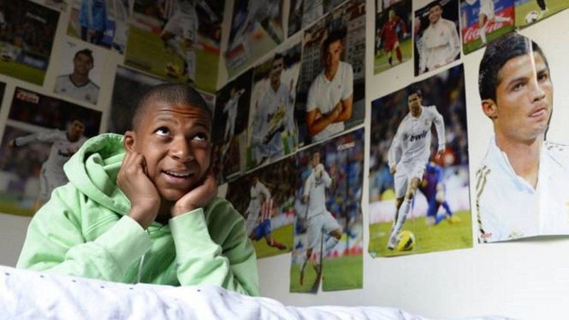 Mbappe sinh tại Paris và lớn lên ở Bondy, nơi đặt nền móng cho sự nghiệp bóng đá của anh. 