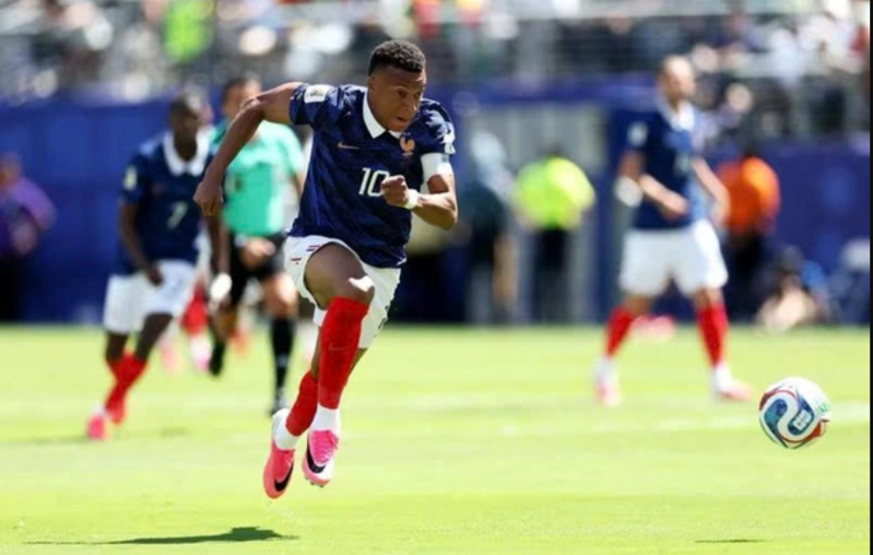 Với chiều cao 1,78 m, Mbappe sở hữu tốc độ và khả năng bứt phá đáng kinh ngạc. 