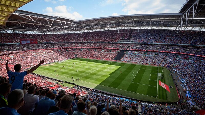 Sân vận động Wembley là biểu tượng thể thao nổi tiếng của nước Anh, nằm tại London với sức chứa 90.000 chỗ ngồi.