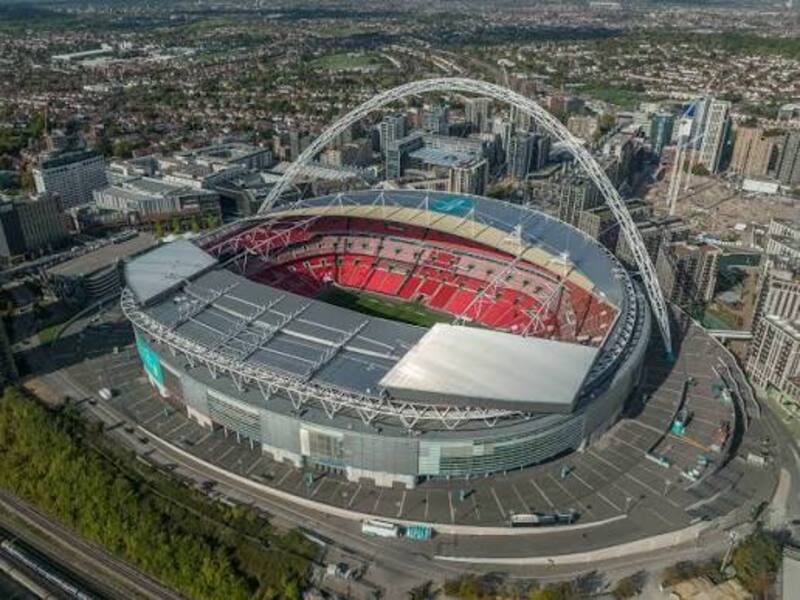 Wembley Stadium nổi tiếng toàn cầu nhờ lịch sử lâu đời, kiến trúc đặc trưng và các sự kiện thể thao lớn.