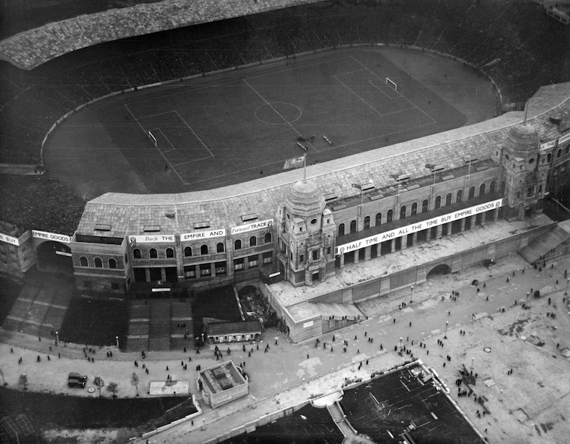 Sân Wembley cũ gắn liền với hai tòa tháp đôi và nhiều khoảnh khắc lịch sử của bóng đá Anh.