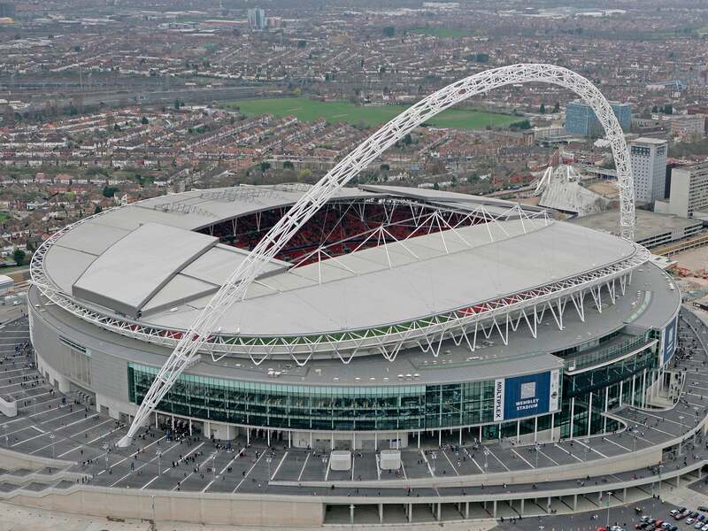 Kiến trúc sân vận động Wembley nổi bật với vòm thép cao 133 m, tạo nên dấu ấn nhận diện đặc biệt.