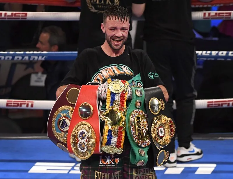 Võ sĩ dồn toàn lực tung cú đấm quyết định trên võ đài boxing đỉnh cao.