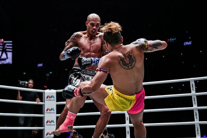 Các huyền thoại boxing biến đòn đấm tay trước thành vũ khí thống trị.