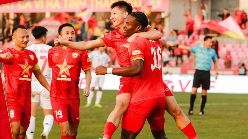 Sân vận động Hà Tĩnh luôn chật kín khán giả, tiếp thêm sức mạnh tinh thần cho toàn đội.