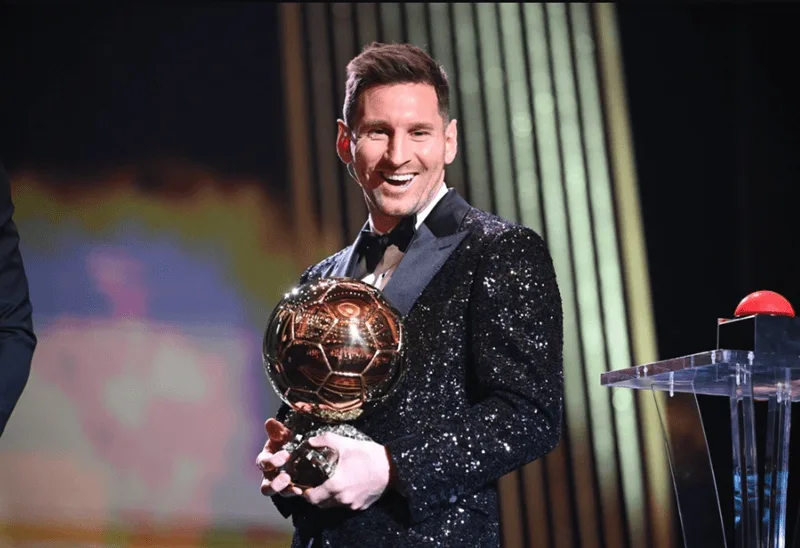 Lionel Messi với Quả bóng vàng World Cup 2022.