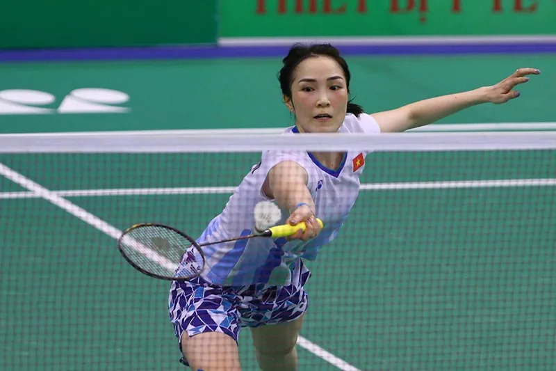 Tay vợt Vũ Thị Trang tập trung cao độ trong một pha cầu trên sân đấu quốc tế.